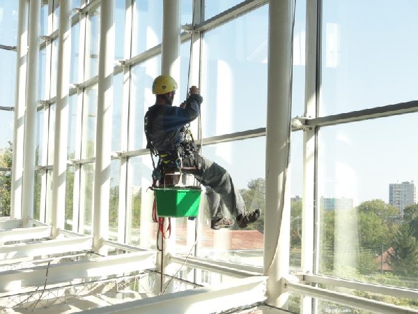 Travaux daccès difficile de nettoyage de vitres - A.T.S Alti Tech Services